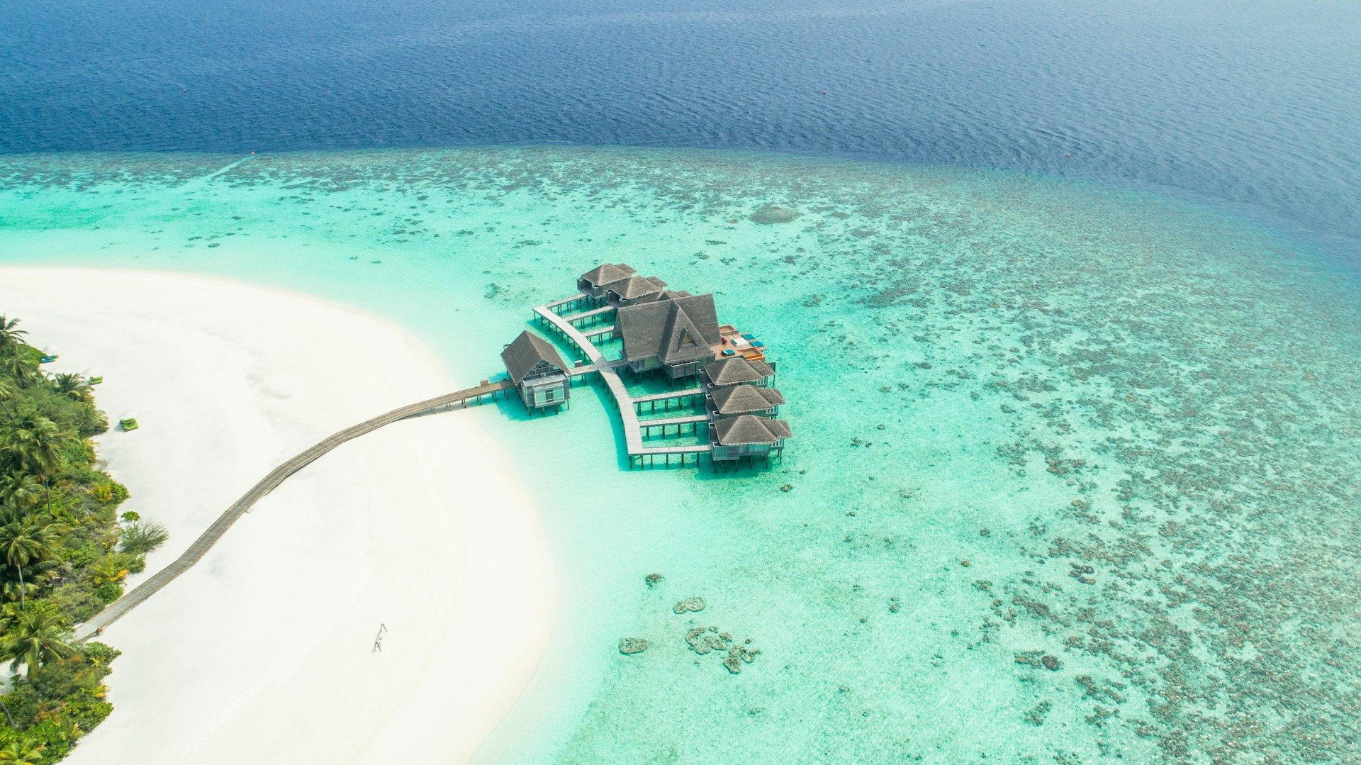 Reasons Maldives Is Perfect for Luxury, Romance & Relaxation